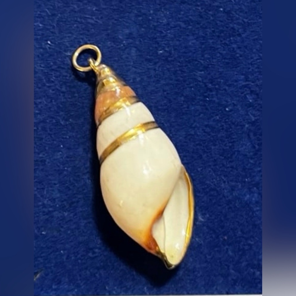 Vintage Shell Pendant Necklace Charm in Cream and Gold